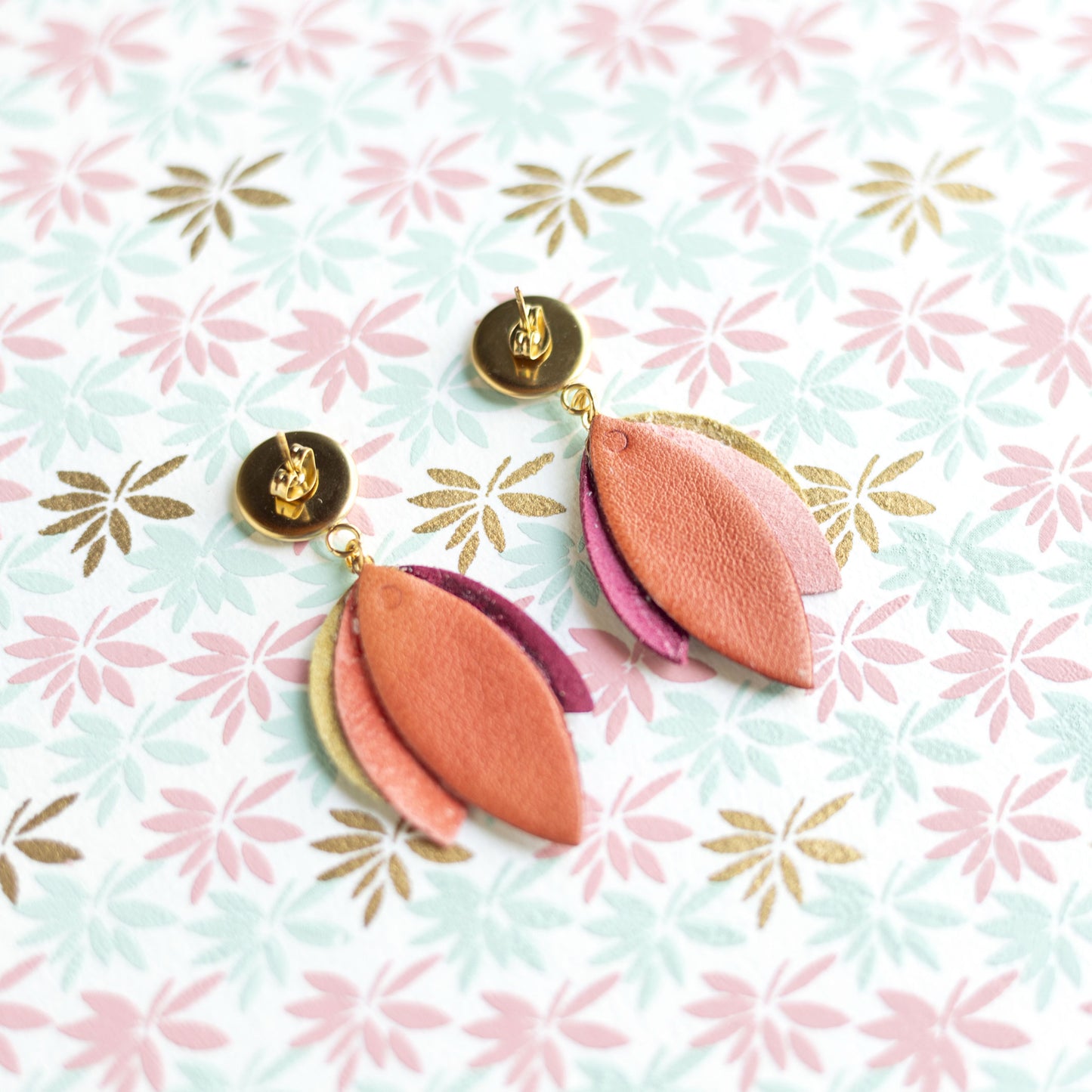 Boucles d'oreilles Dahlia - cuir doré, rouge amarante, rose saumon, marron