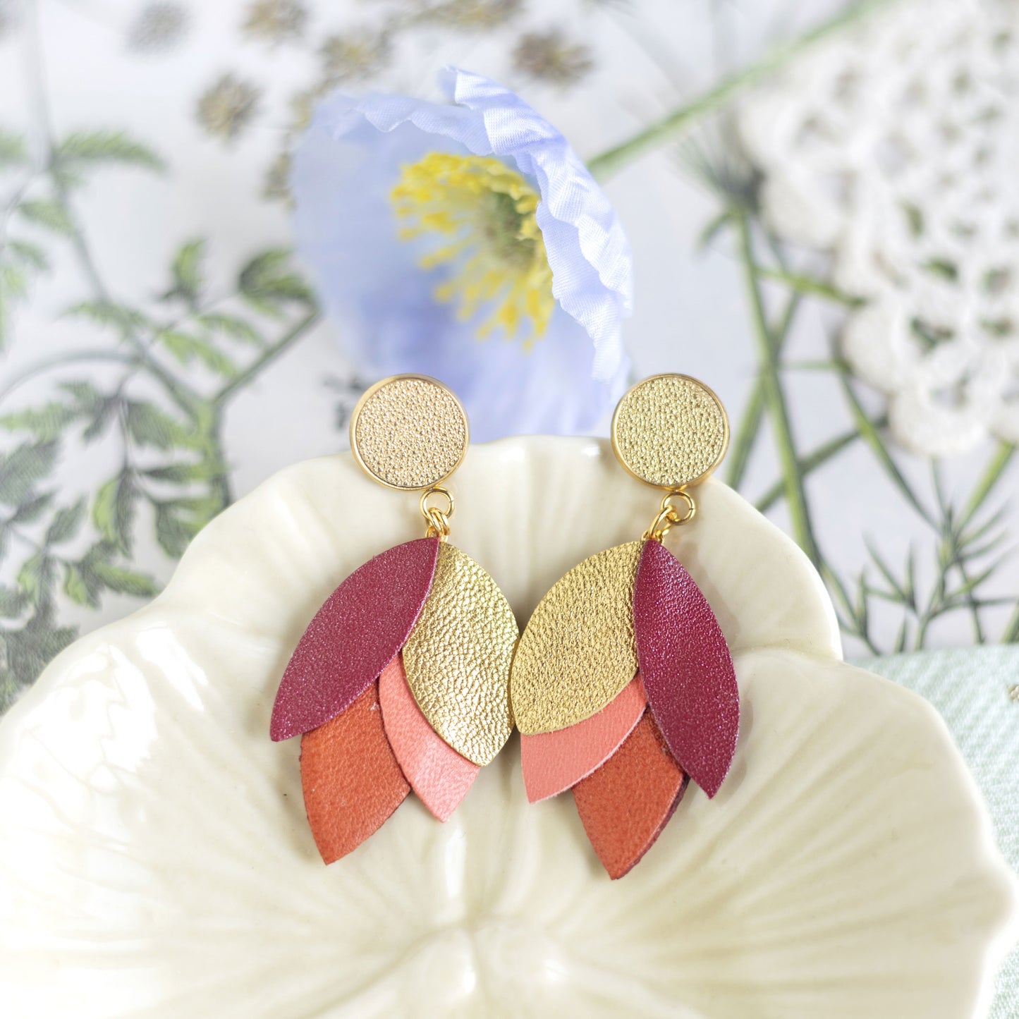 Boucles d'oreilles Dahlia - cuir doré, rouge amarante, rose saumon, marron