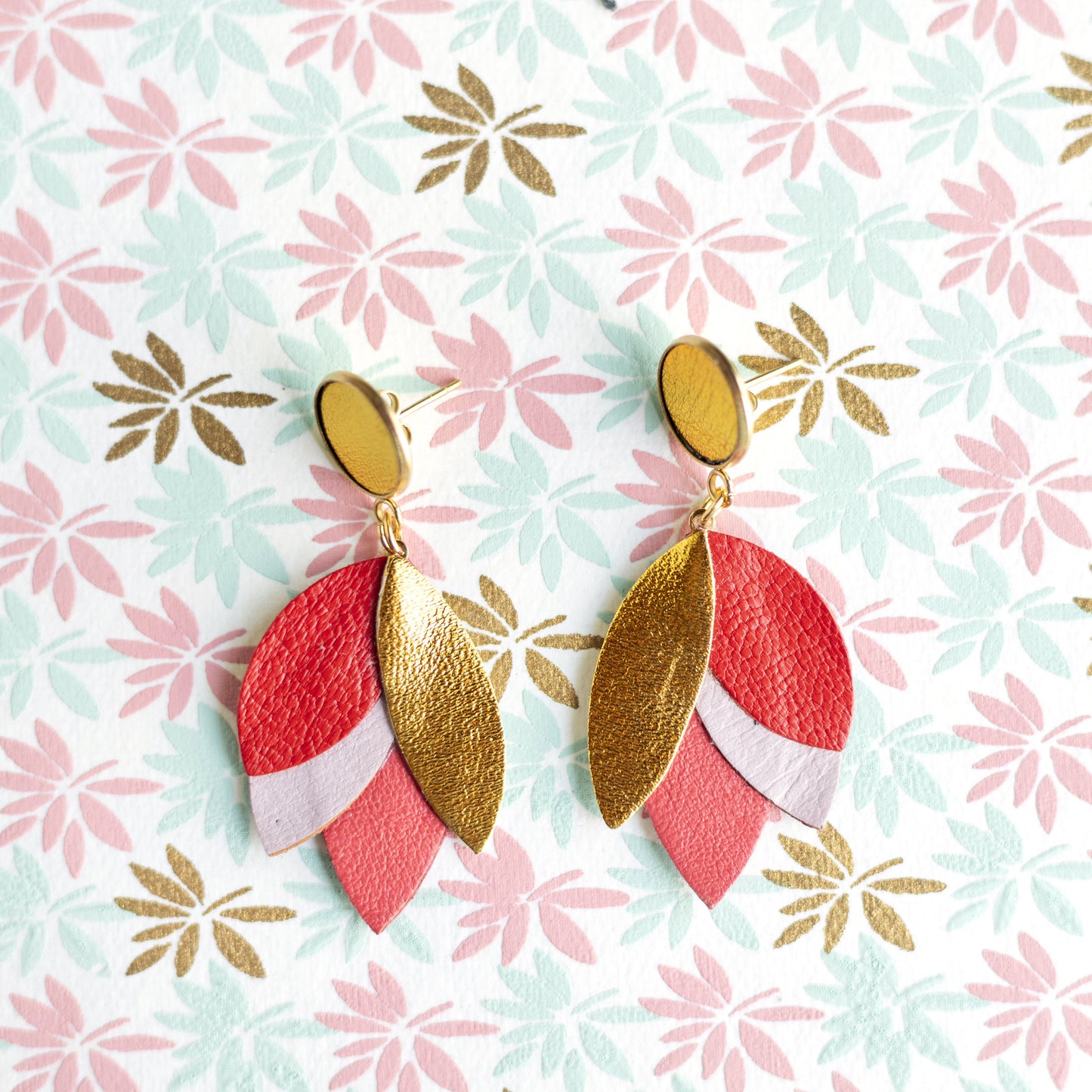 Boucles d'oreilles Dahlia - cuir doré, rouge, rose pâle, corail
