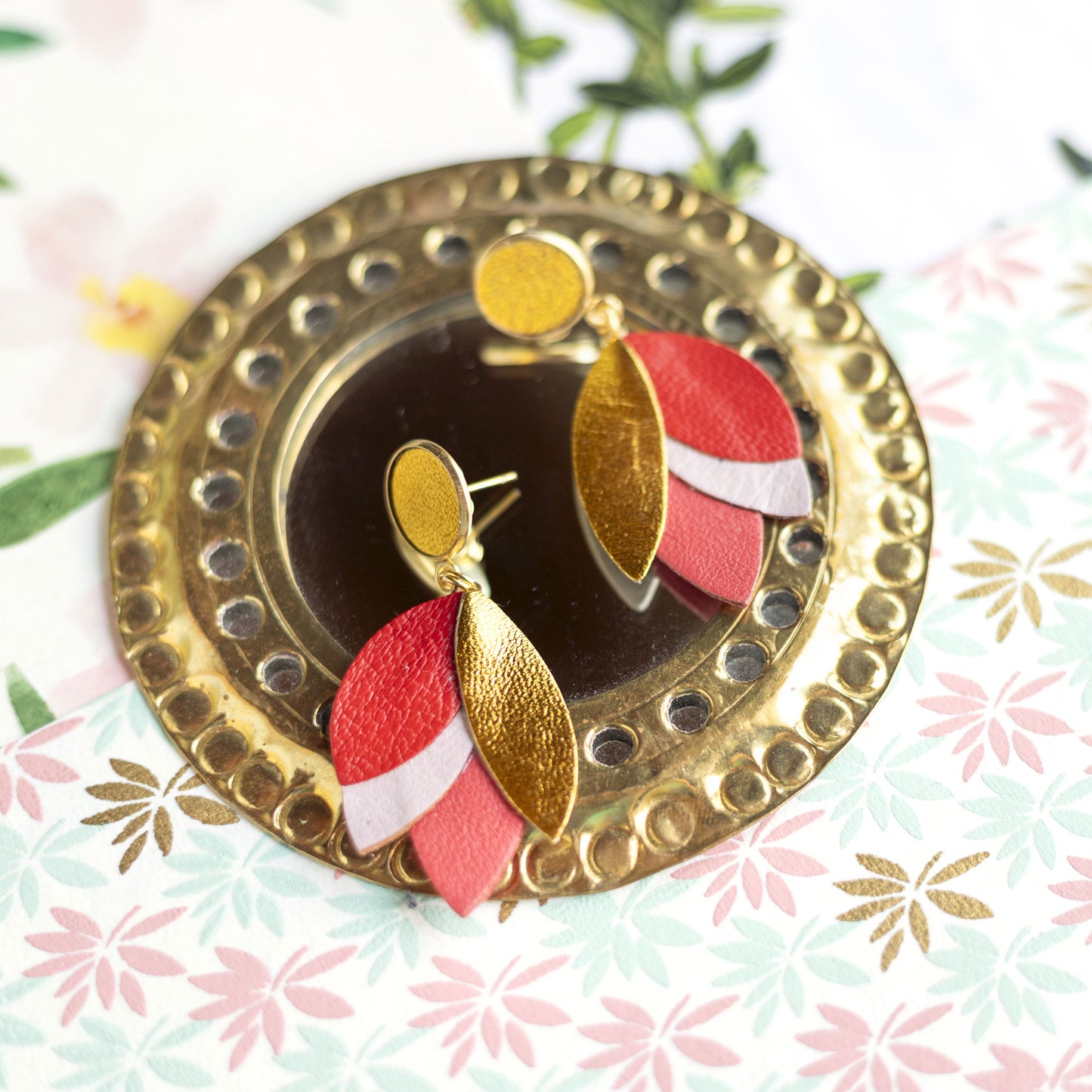 Boucles d'oreilles Dahlia - cuir doré, rouge, rose pâle, corail