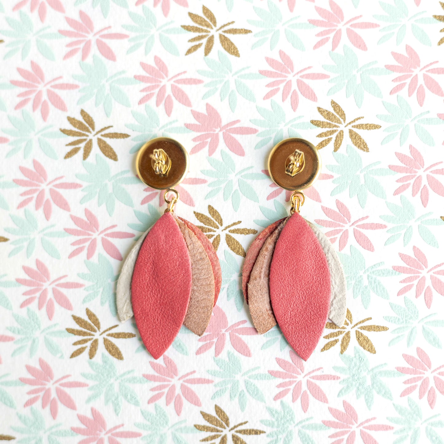 Boucles d'oreilles Dahlia - cuir doré, rouge, rose pâle, corail