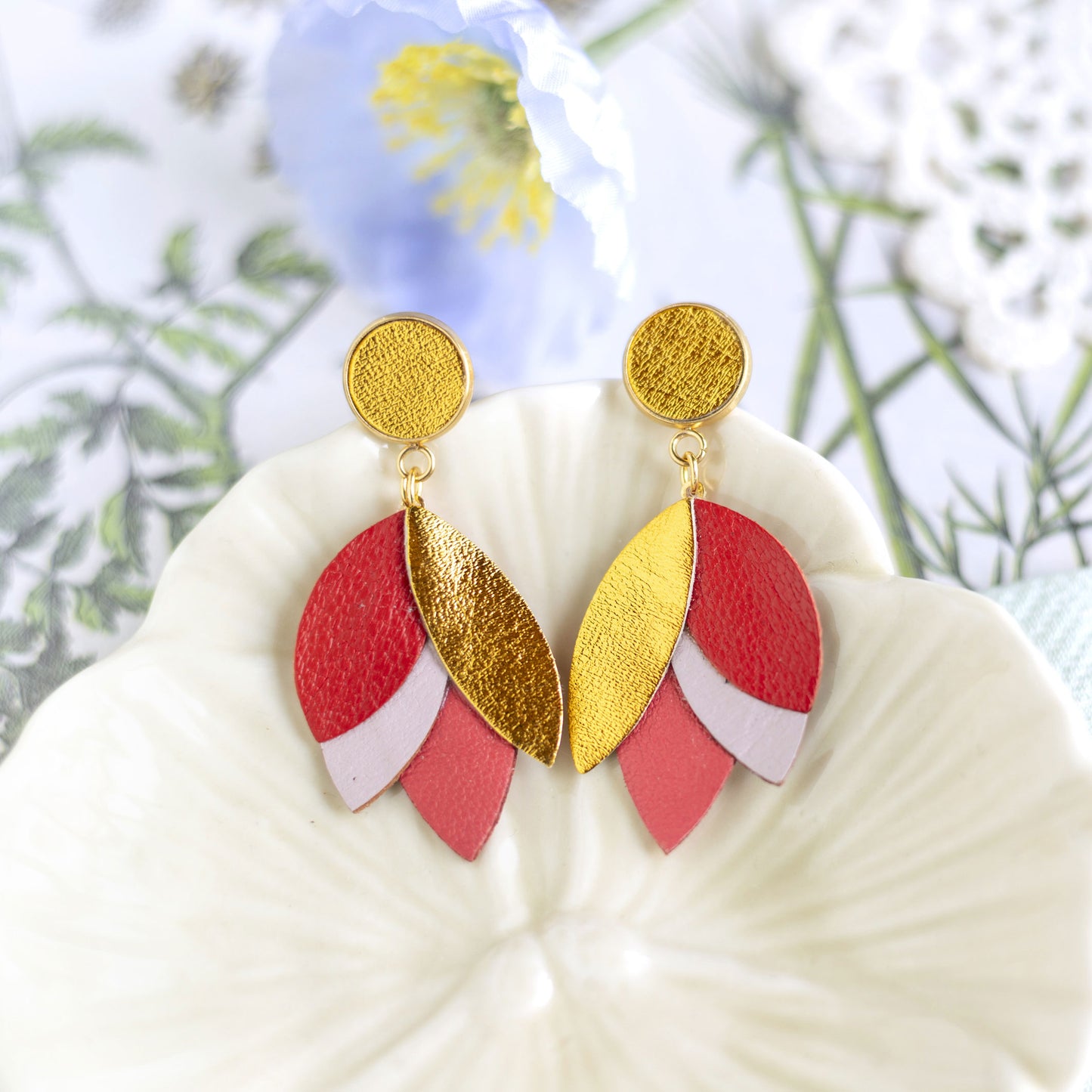 Boucles d'oreilles Dahlia - cuir doré, rouge, rose pâle, corail