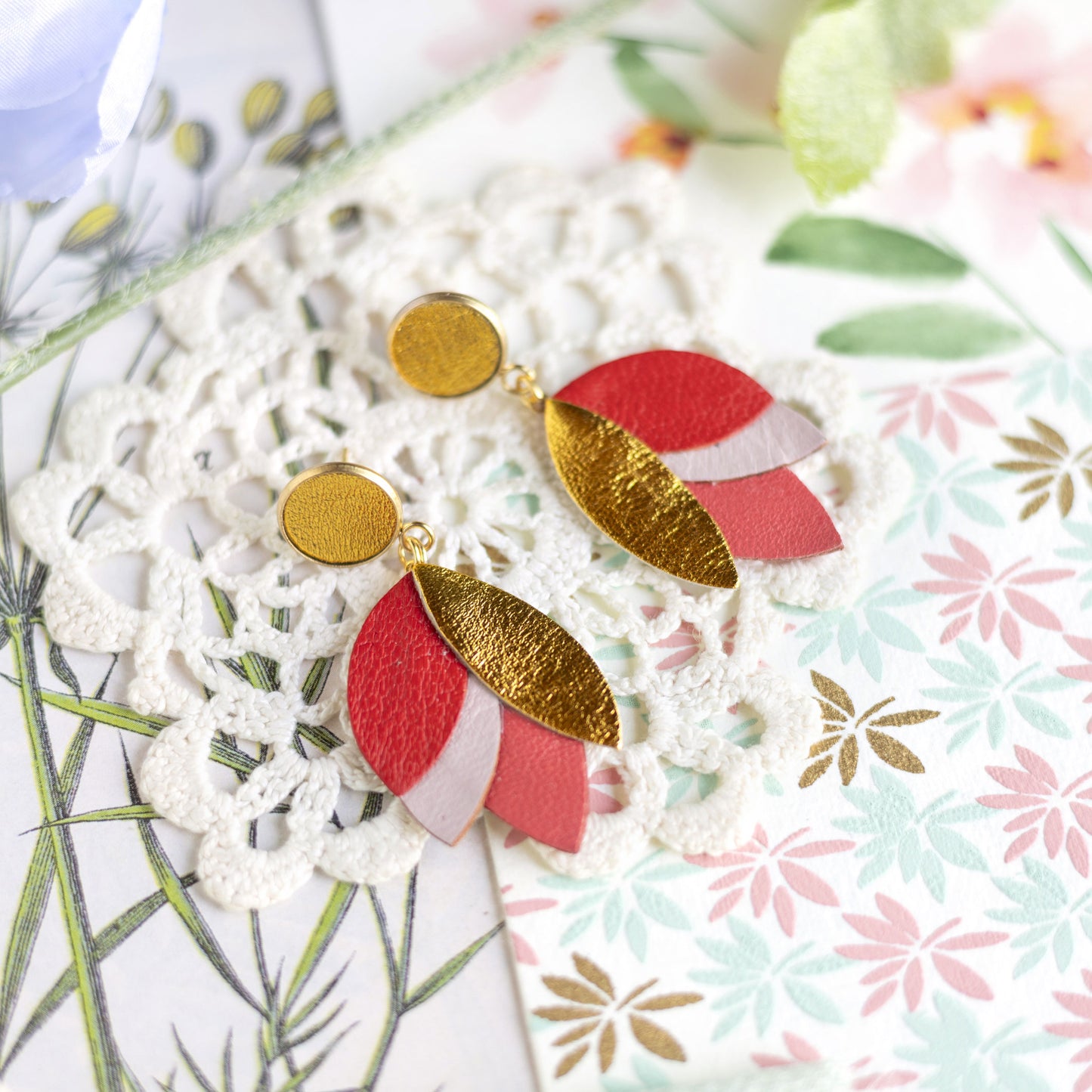 Boucles d'oreilles Dahlia - cuir doré, rouge, rose pâle, corail
