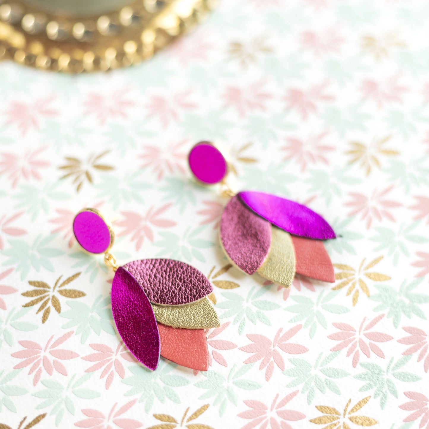 Boucles d'oreilles Dahlia - cuir fuchsia, framboise, vieil or, corail