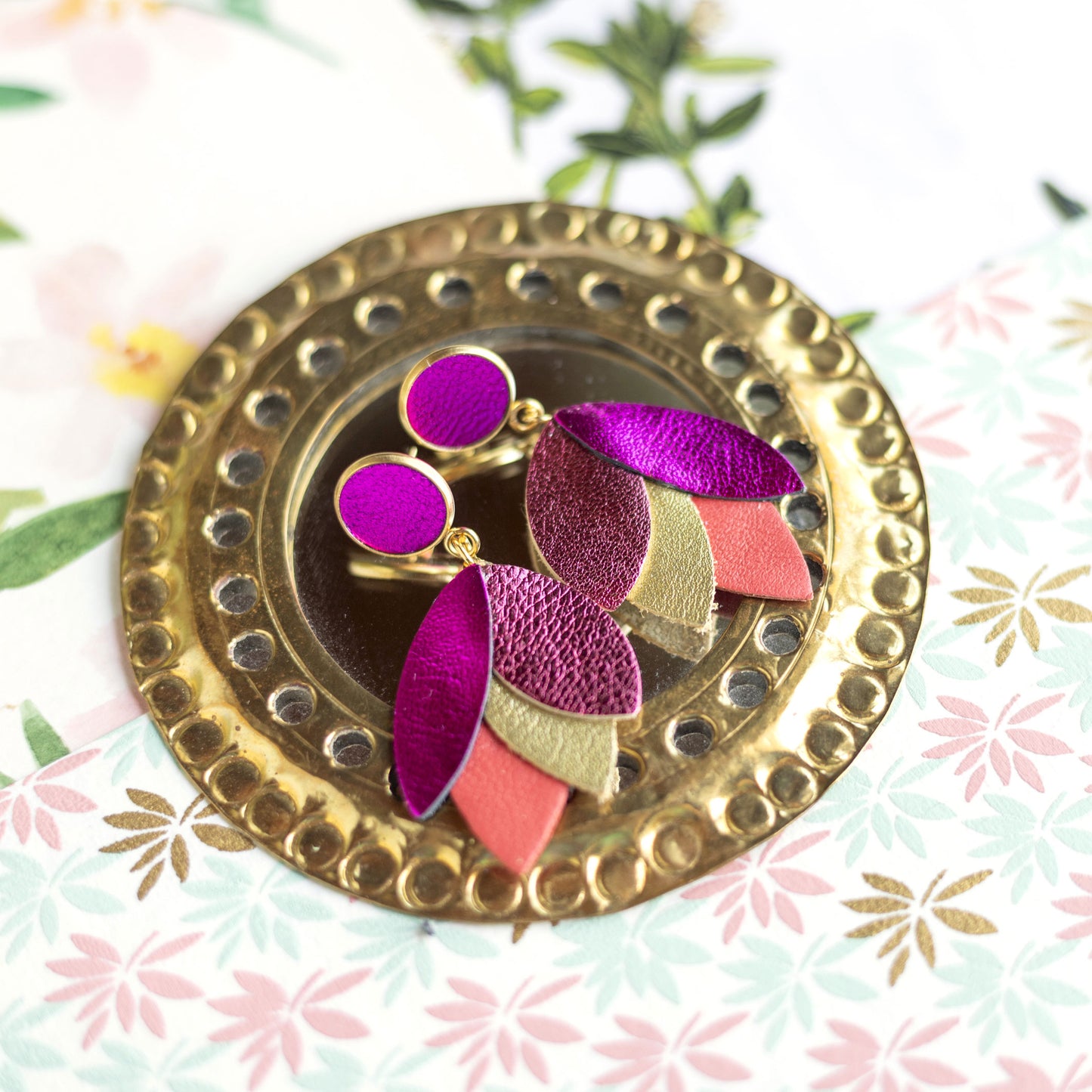 Boucles d'oreilles Dahlia - cuir fuchsia, framboise, vieil or, corail
