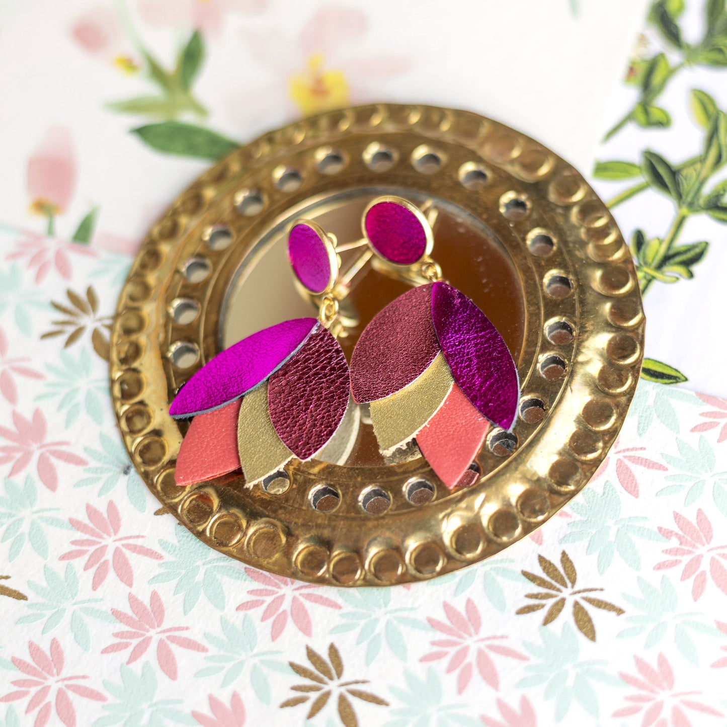 Boucles d'oreilles Dahlia - cuir fuchsia, framboise, vieil or, corail