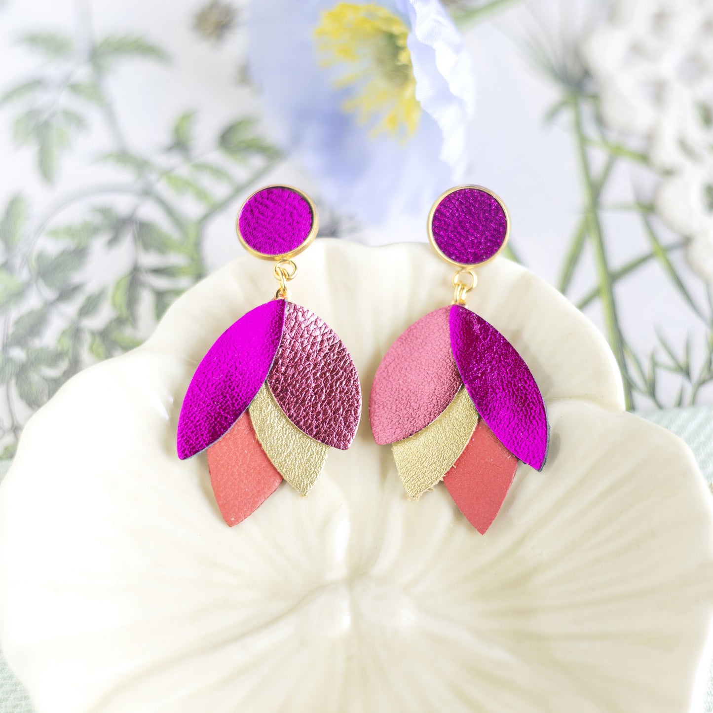 Boucles d'oreilles Dahlia - cuir fuchsia, framboise, vieil or, corail