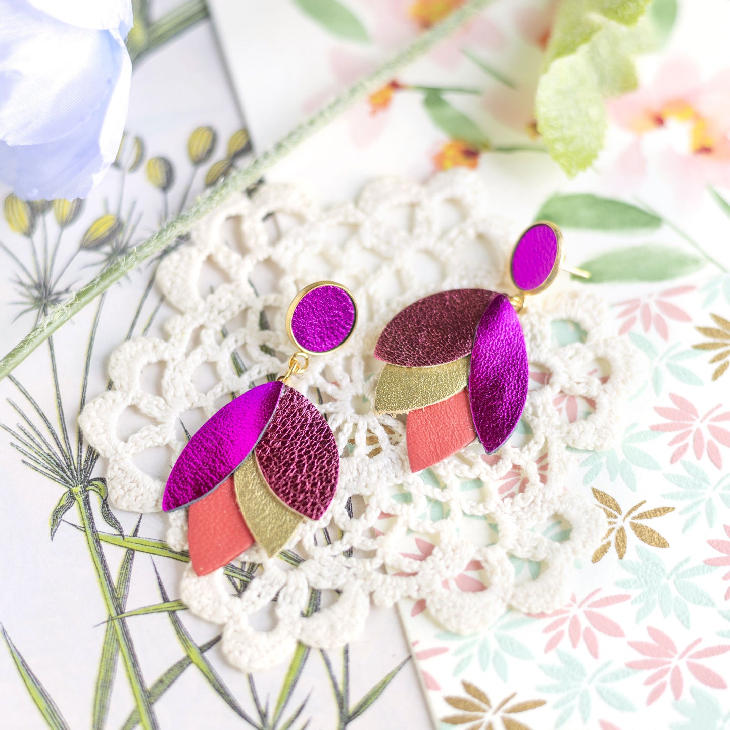 Boucles d'oreilles Dahlia - cuir fuchsia, framboise, vieil or, corail