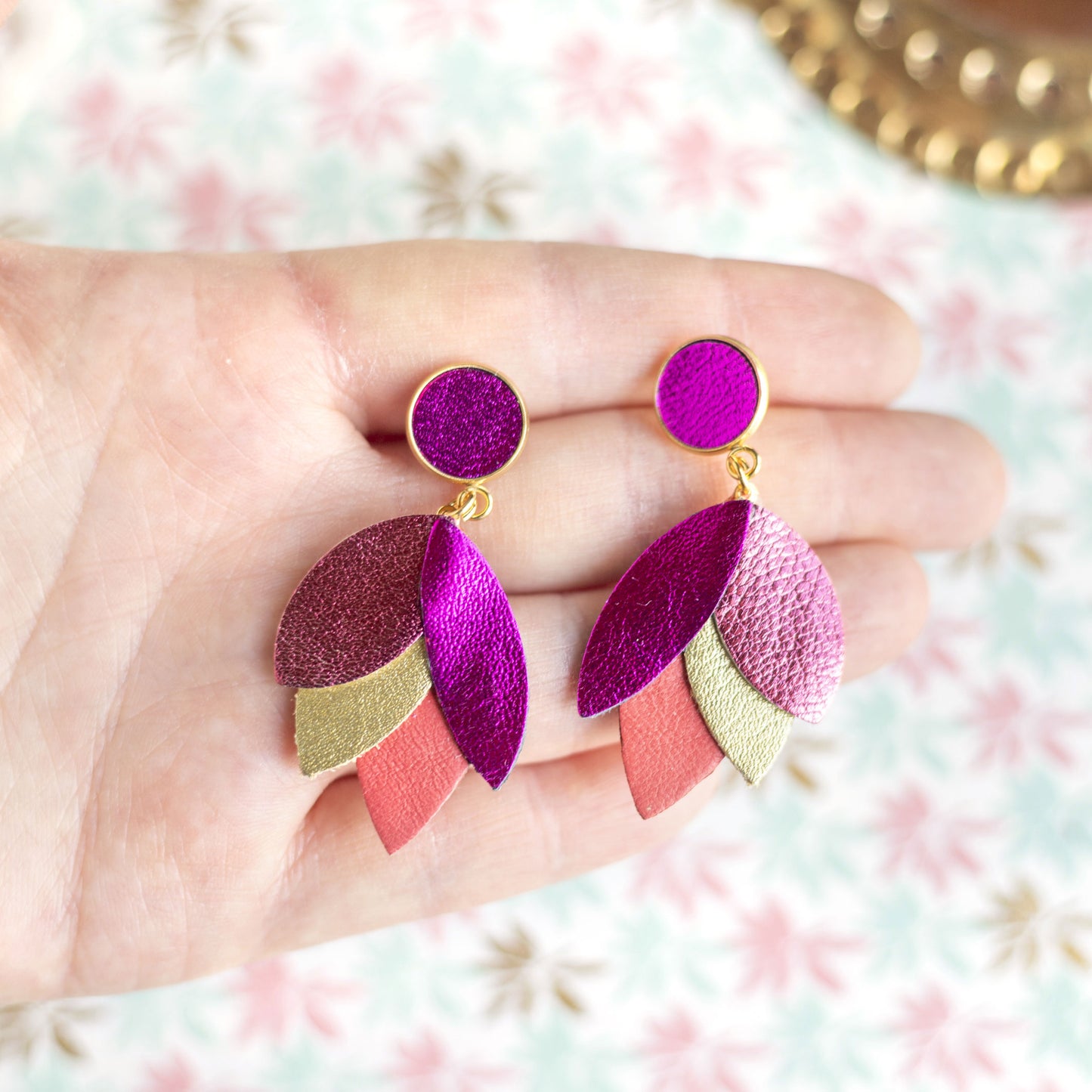 Boucles d'oreilles Dahlia - cuir fuchsia, framboise, vieil or, corail