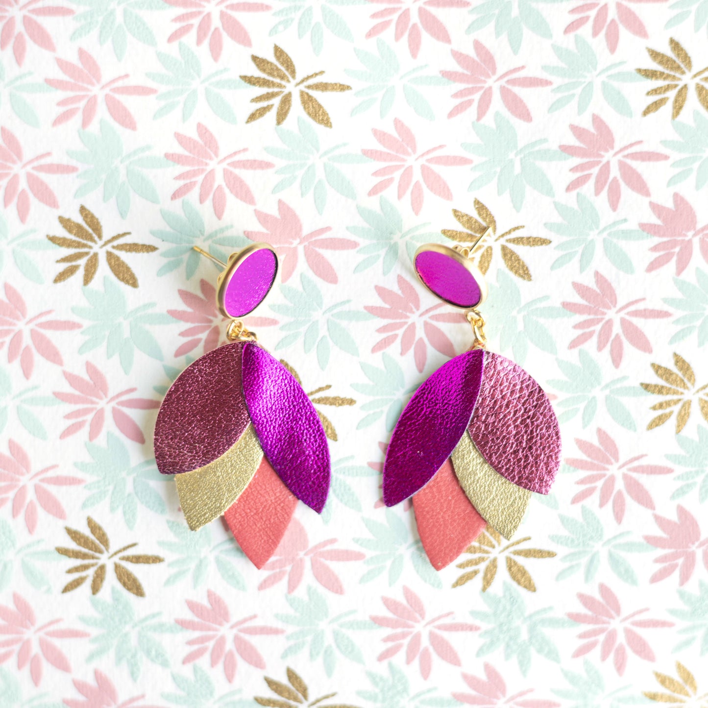 Boucles d'oreilles Dahlia - cuir fuchsia, framboise, vieil or, corail