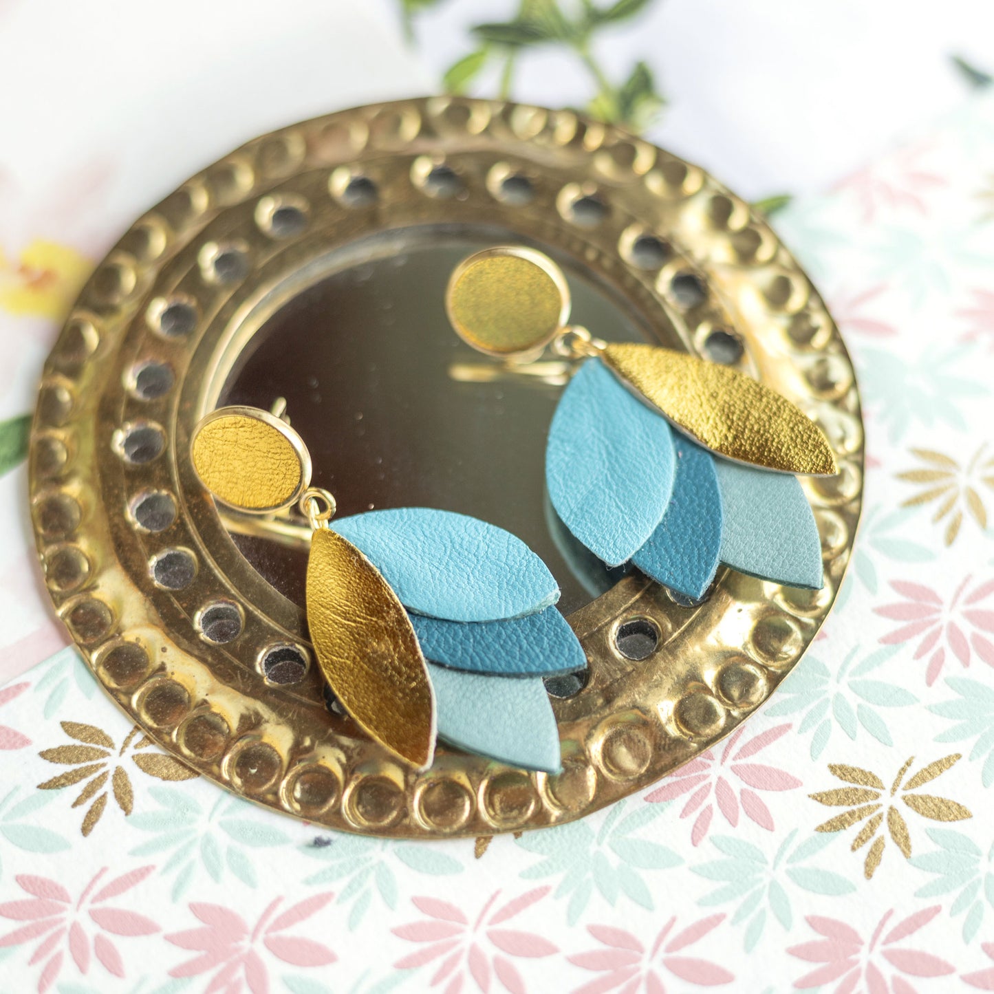 Boucles d'oreilles Dahlia - cuir doré et bleu