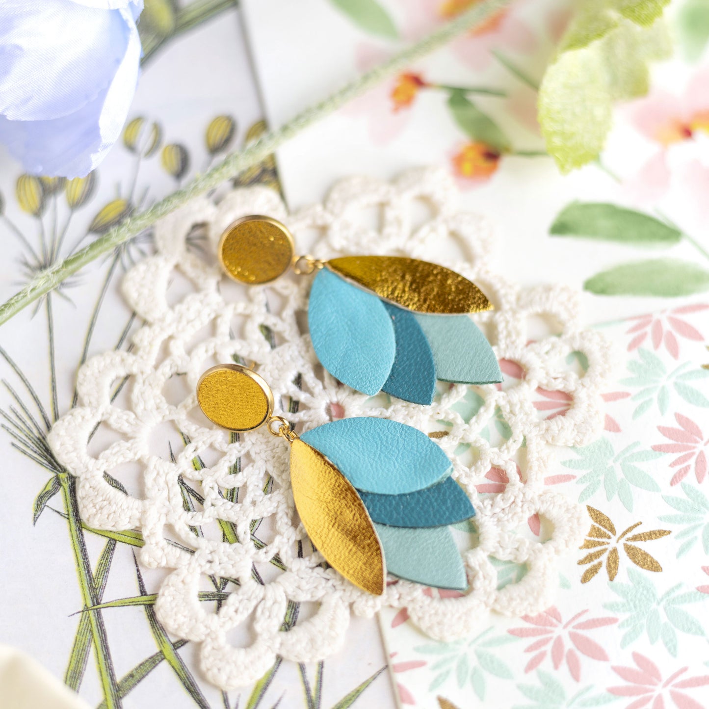 Boucles d'oreilles Dahlia - cuir doré et bleu