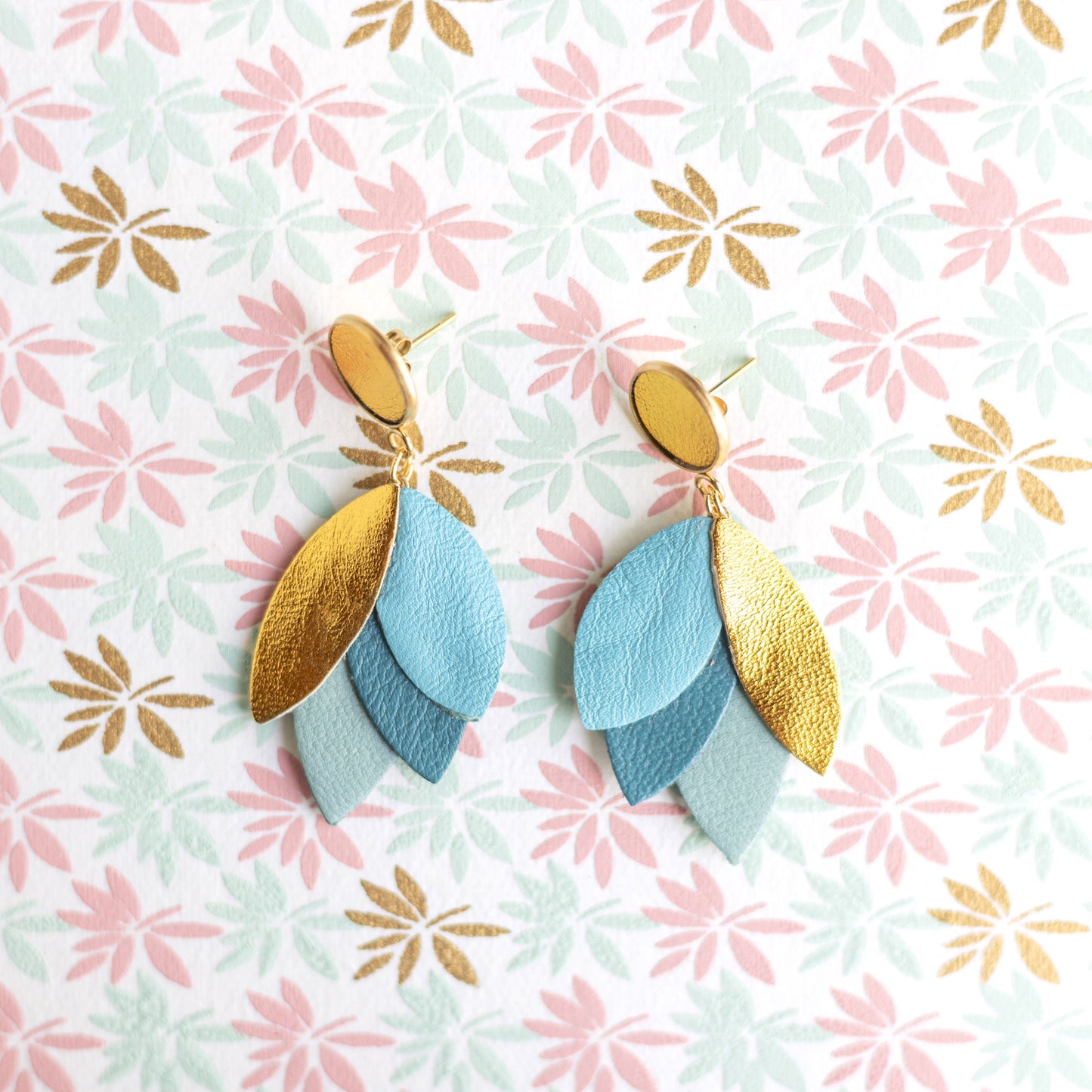 Boucles d'oreilles Dahlia - cuir doré et bleu