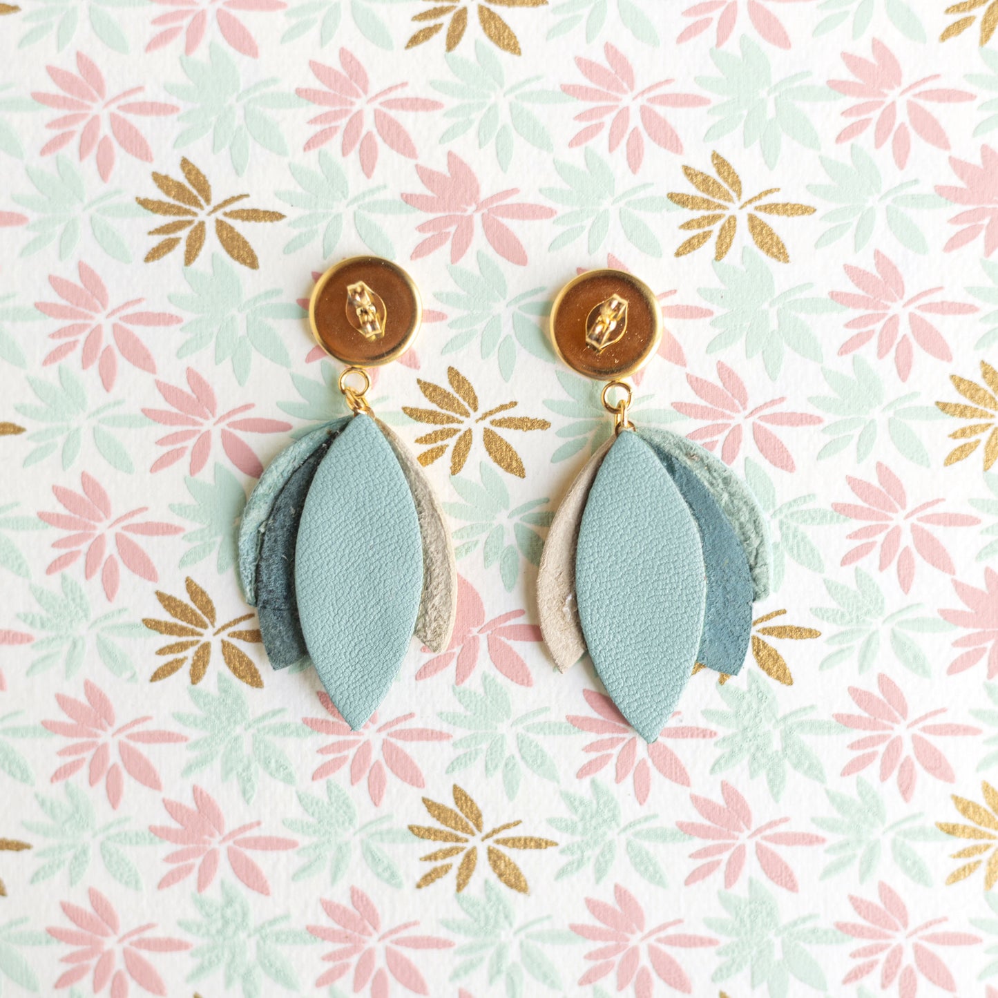 Boucles d'oreilles Dahlia - cuir doré et bleu