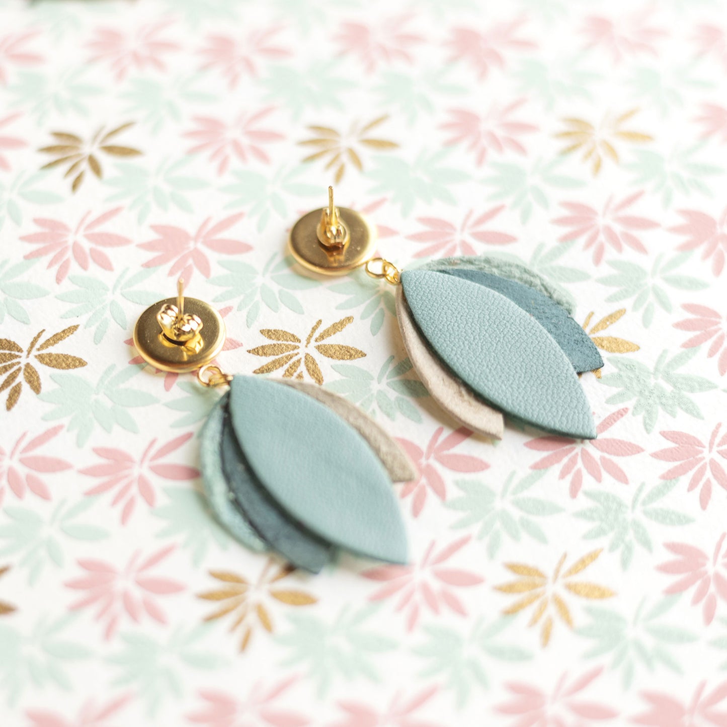 Boucles d'oreilles Dahlia - cuir doré et bleu