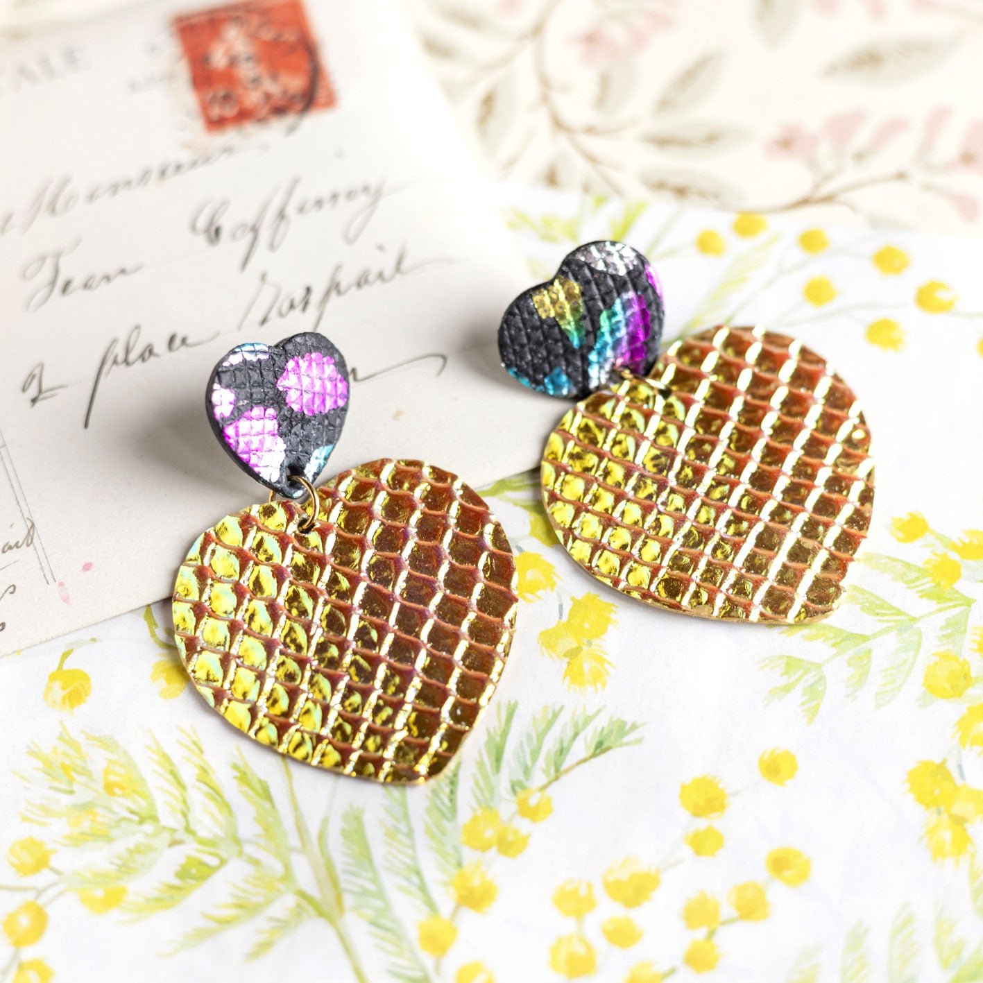 Boucles d'oreilles Coeurs - cuir léopard noir et cuir à écailles holograhiques