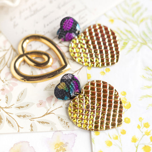 Boucles d'oreilles Coeurs - cuir léopard noir et cuir à écailles holograhiques