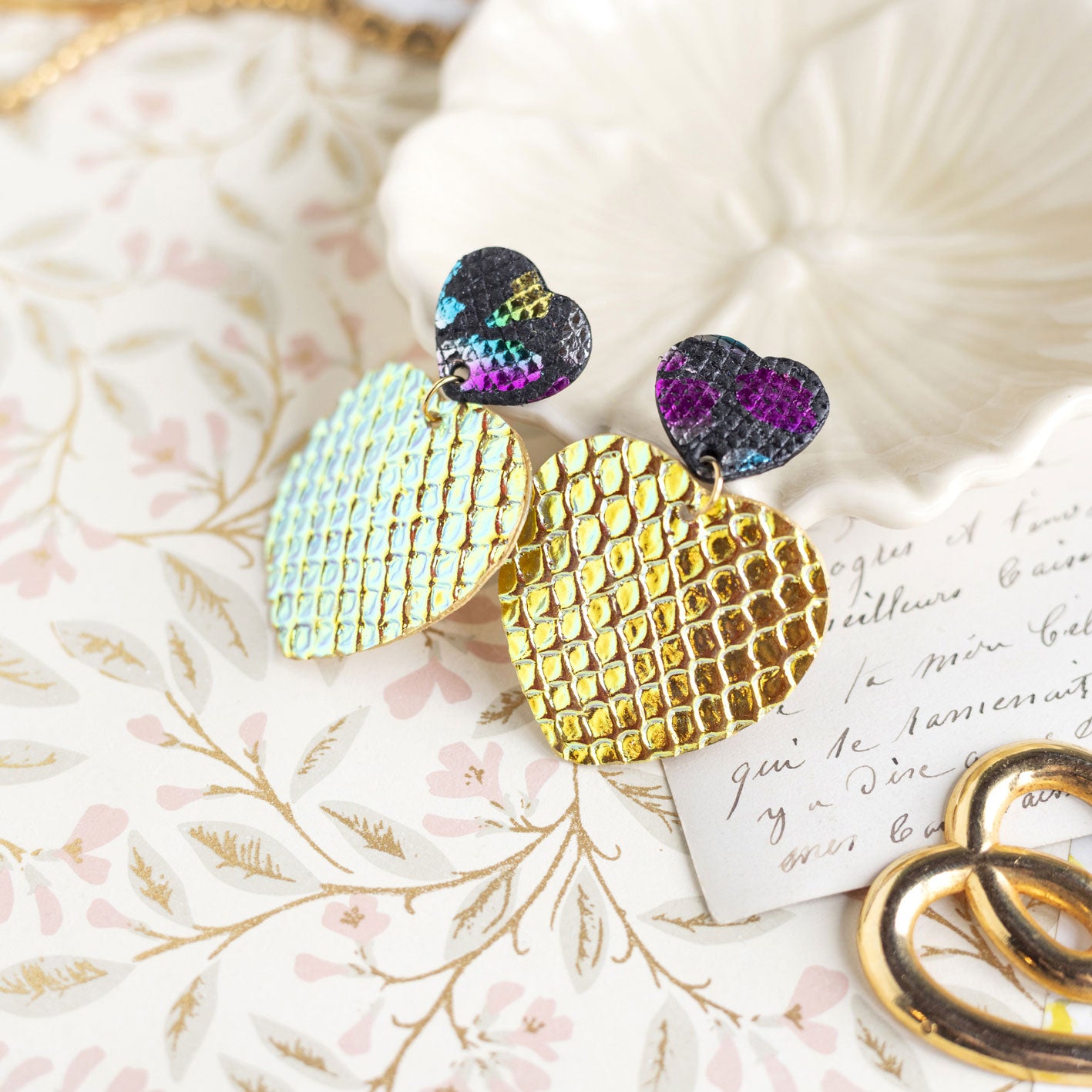 Boucles d'oreilles Coeurs - cuir léopard noir et cuir à écailles holograhiques