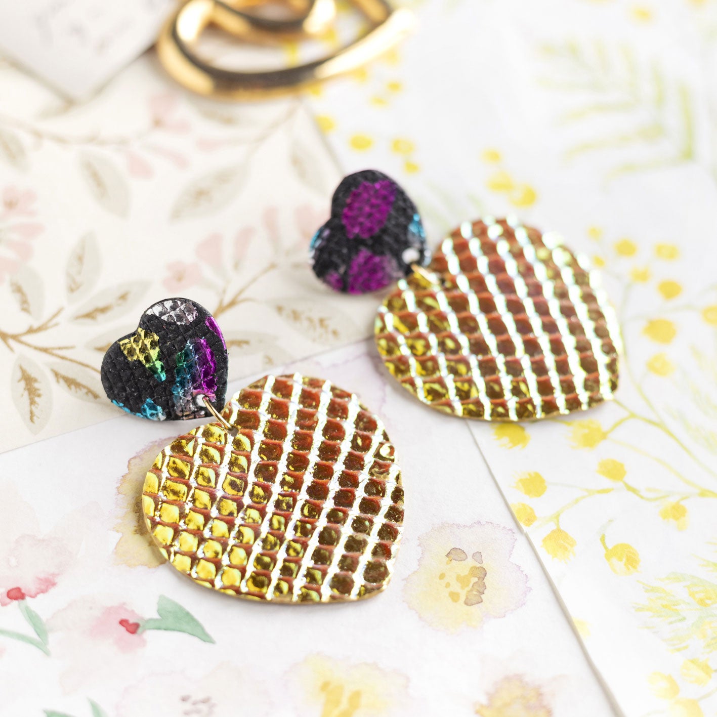 Boucles d'oreilles Coeurs - cuir léopard noir et cuir à écailles holograhiques