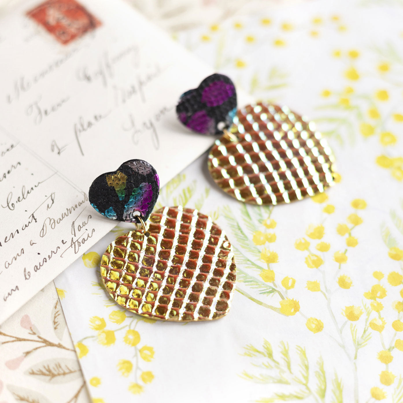 Boucles d'oreilles Coeurs - cuir léopard noir et cuir à écailles holograhiques