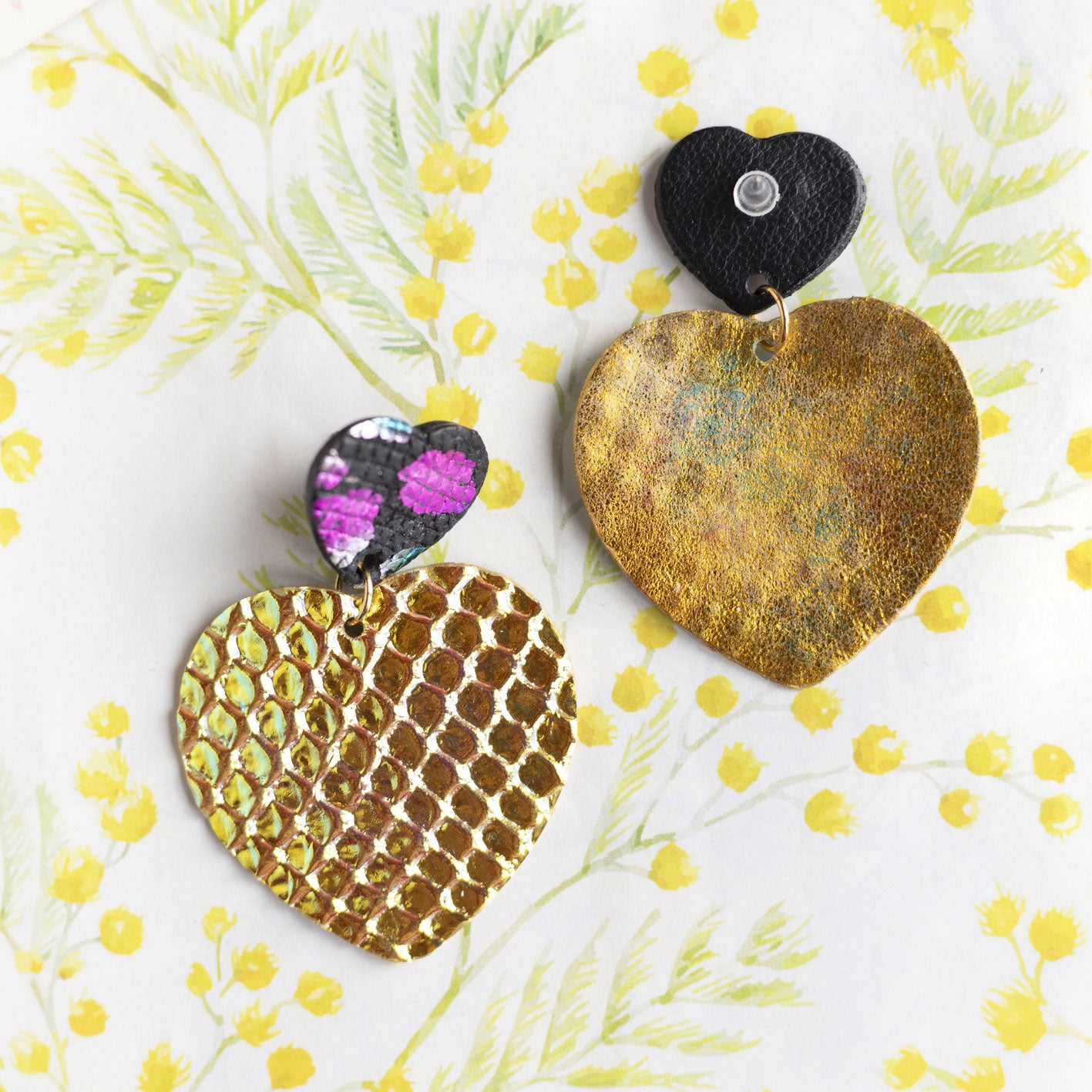 Boucles d'oreilles Coeurs - cuir léopard noir et cuir à écailles holograhiques