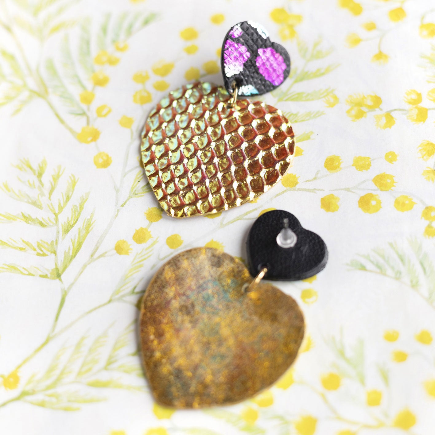 Boucles d'oreilles Coeurs - cuir léopard noir et cuir à écailles holograhiques