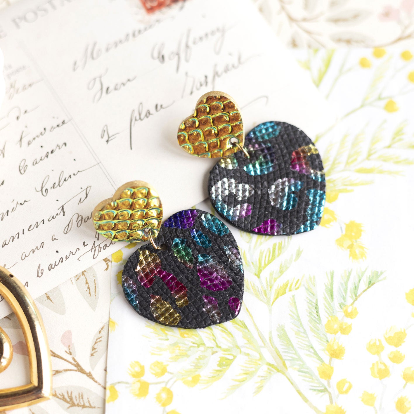Boucles d'oreilles Coeurs - cuir à écailles holograhiques et cuir léopard noir