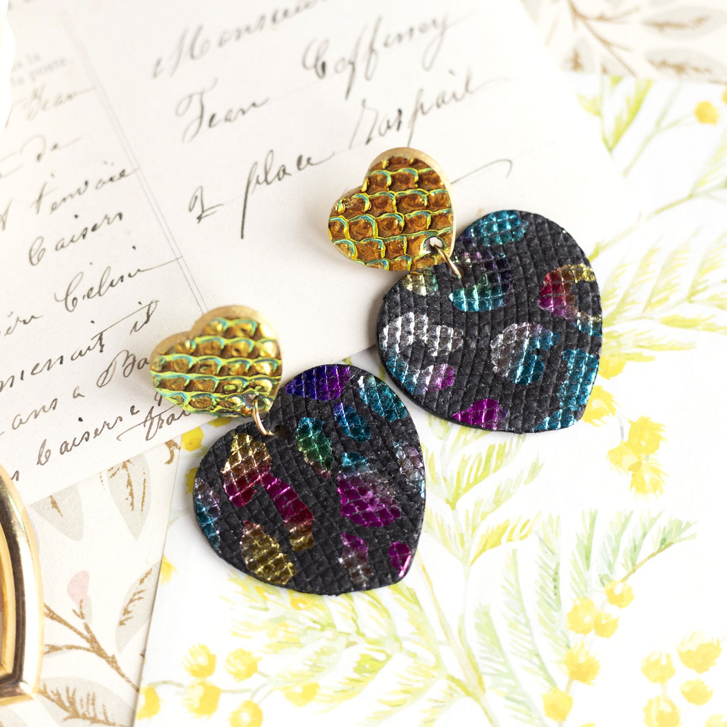 Boucles d'oreilles Coeurs - cuir à écailles holograhiques et cuir léopard noir