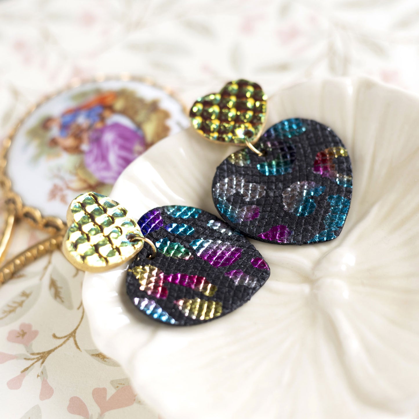 Boucles d'oreilles Coeurs - cuir à écailles holograhiques et cuir léopard noir