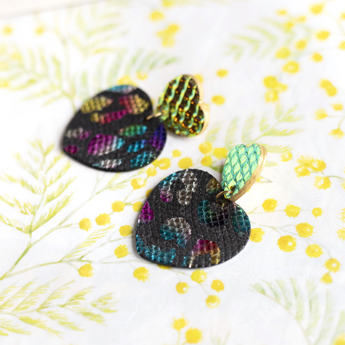 Boucles d'oreilles Coeurs - cuir à écailles holograhiques et cuir léopard noir