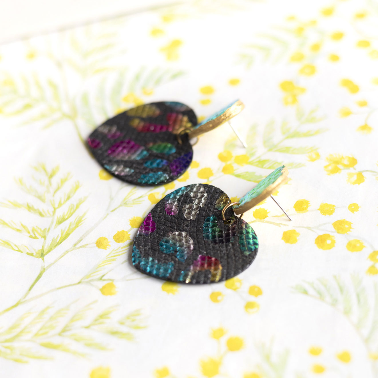 Boucles d'oreilles Coeurs - cuir à écailles holograhiques et cuir léopard noir