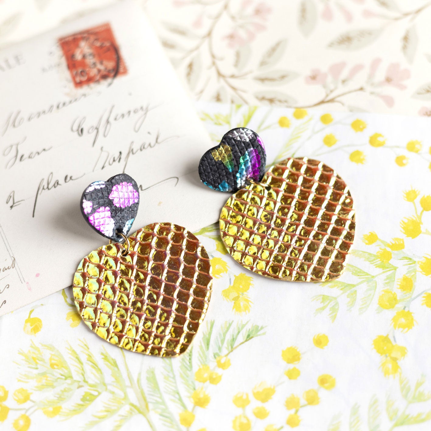 Boucles d'oreilles Coeurs - cuir léopard noir et cuir à écailles holograhiques