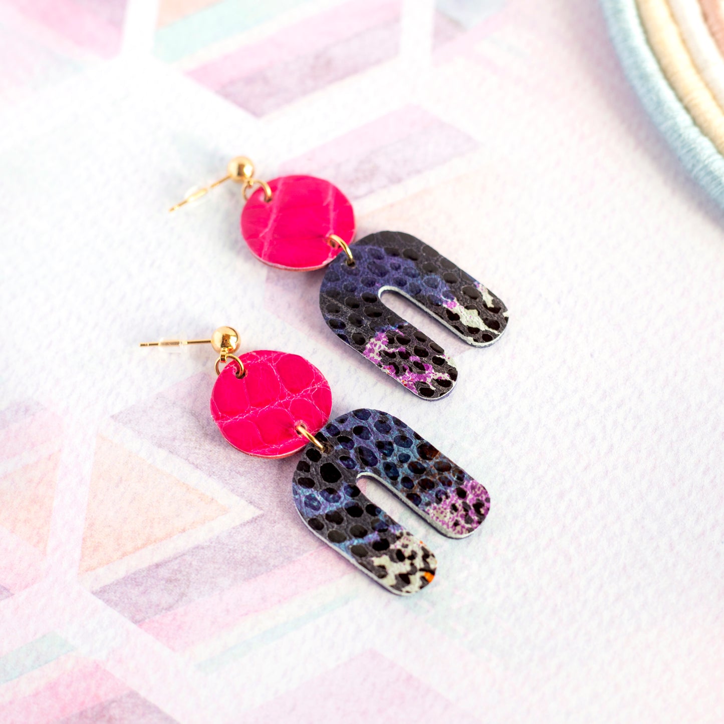 Boucles d'oreilles Salomé cuir fuchsia et violet