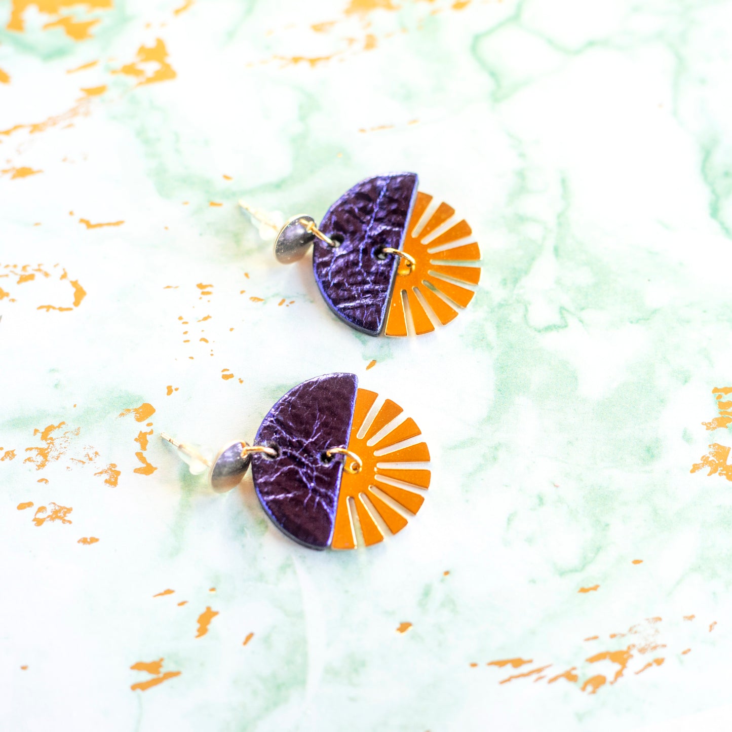 Boucles d'oreilles Lucy cuir violet métallisé