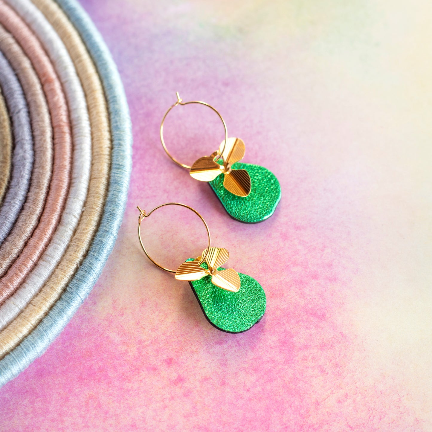 Boucles d'oreilles créoles Cathy cuir vert métallisé