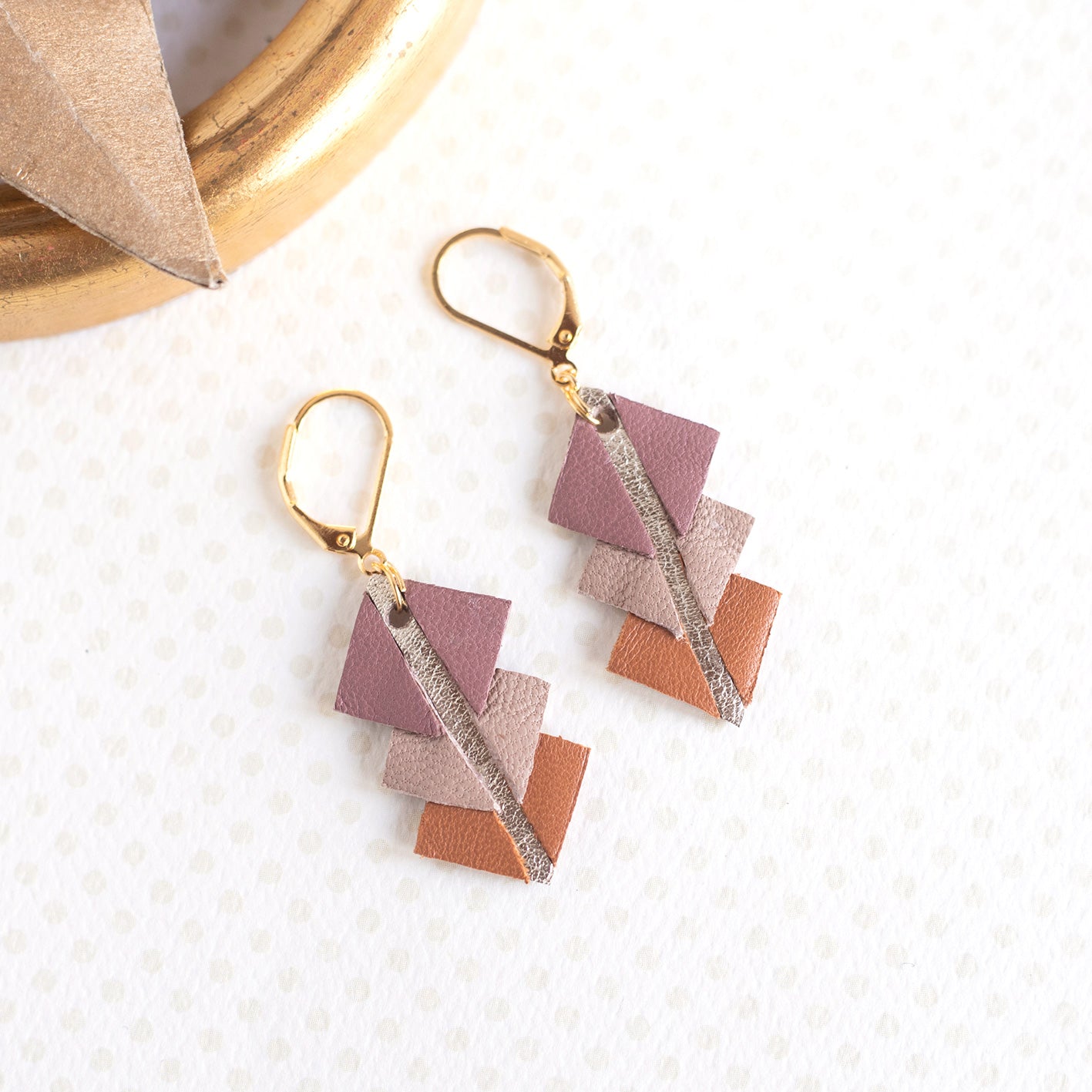 Boucles d’oreilles Azele cuir bruyère gris-rose et safran