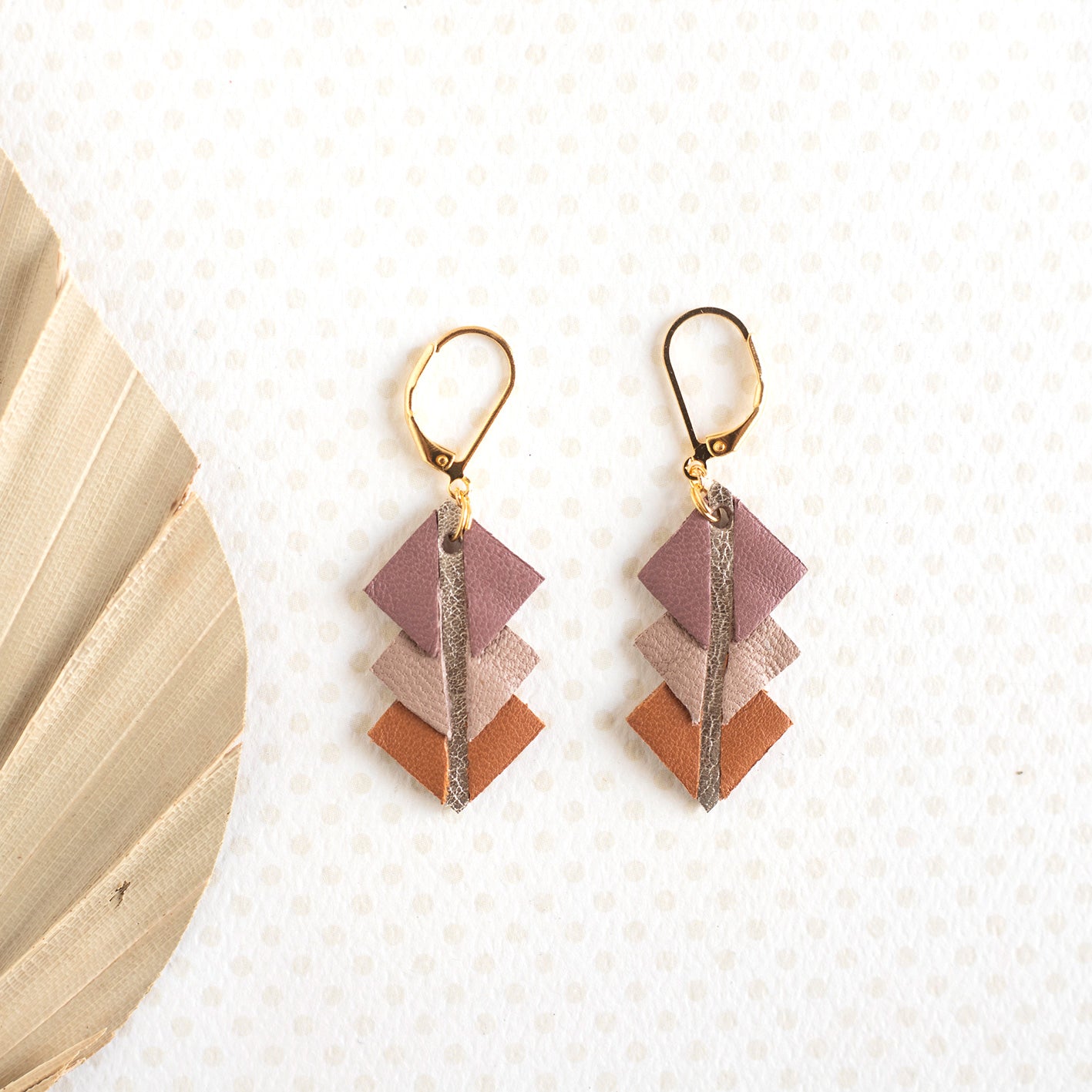 Boucles d’oreilles Azele cuir bruyère gris-rose et safran