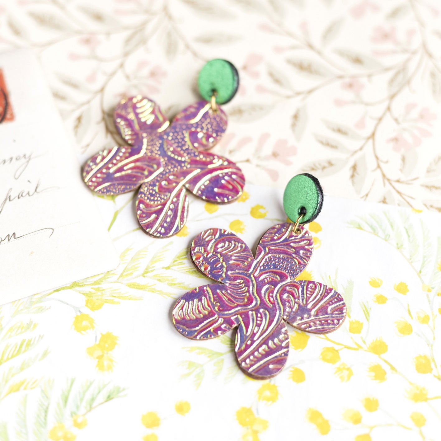 Boucles d'oreilles grandes fleur cuir holographique gaufré