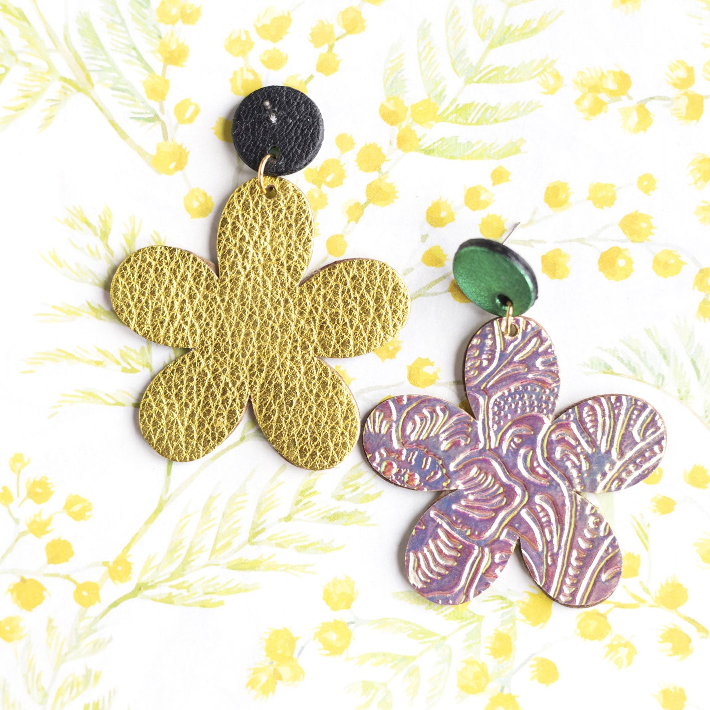Boucles d'oreilles grandes fleur cuir holographique gaufré