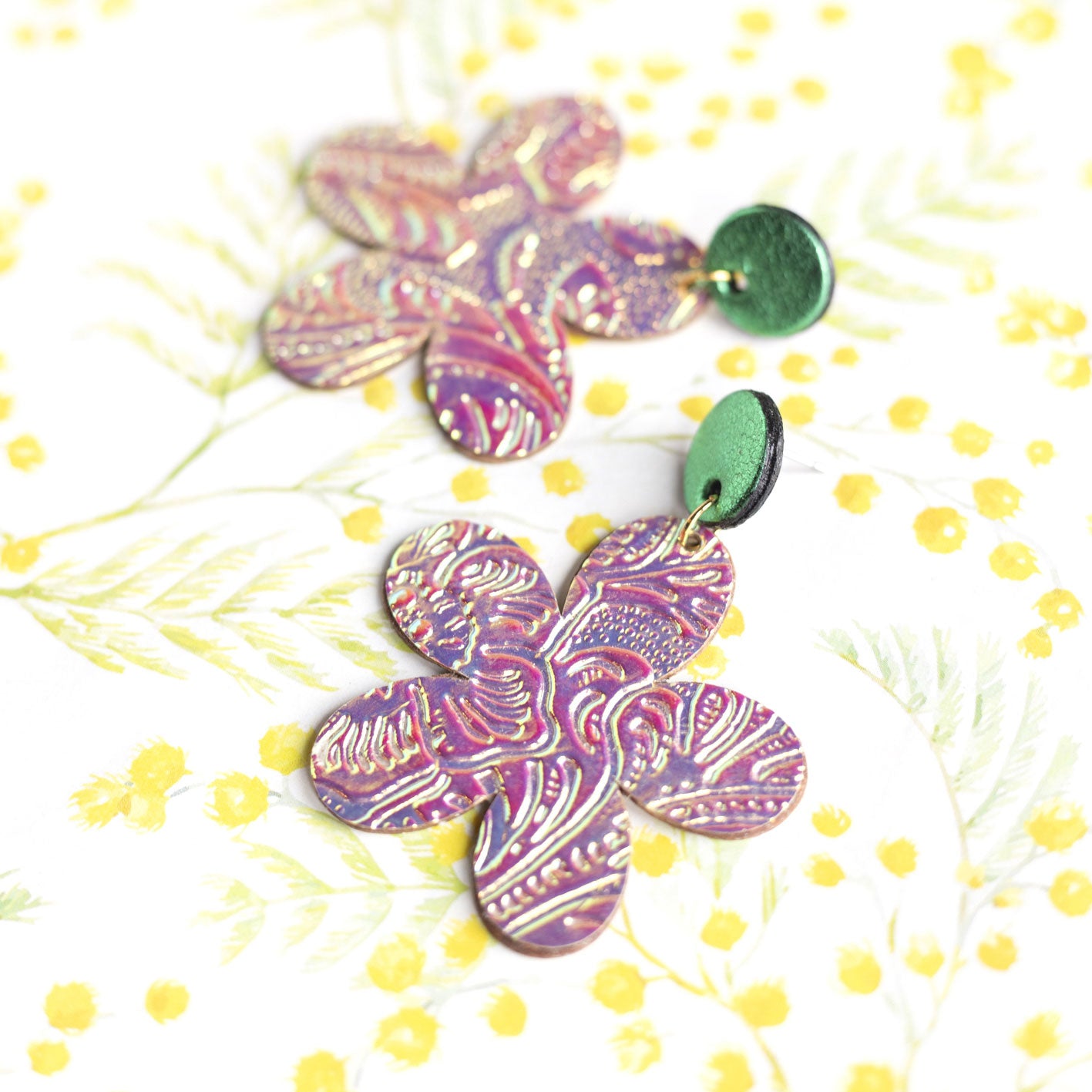 Boucles d'oreilles grandes fleur cuir holographique gaufré
