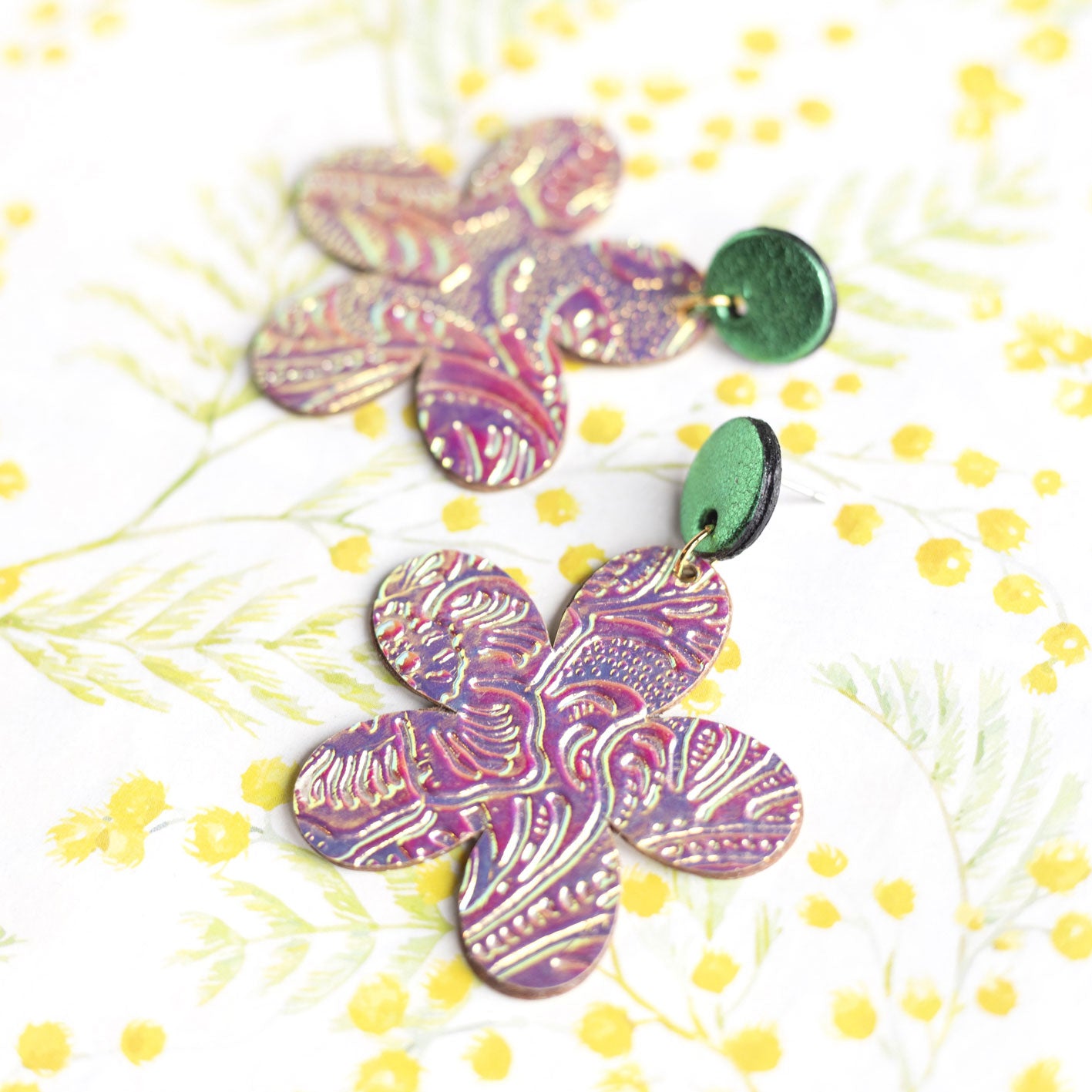 Boucles d'oreilles grandes fleur cuir holographique gaufré