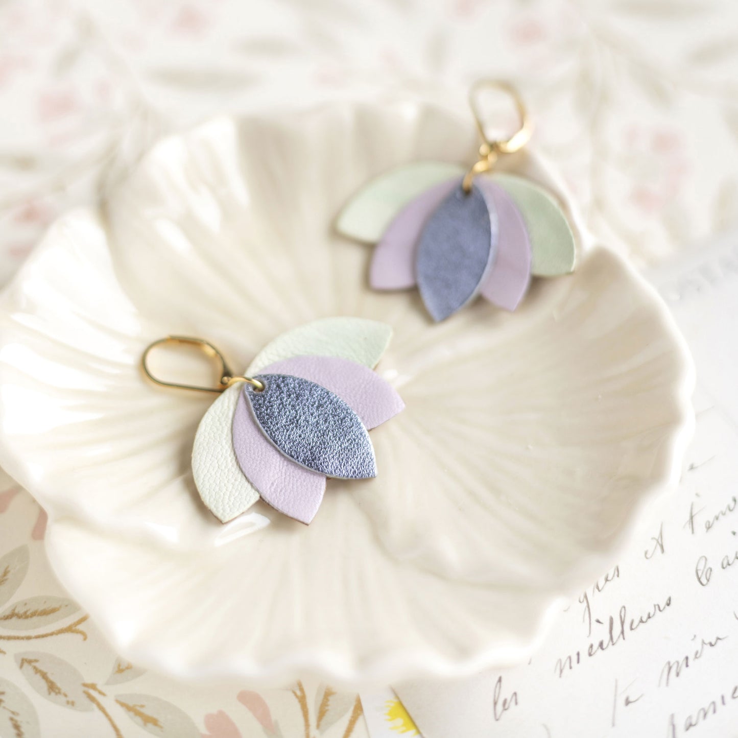 Boucles d'oreilles fleur de lotus bleu-gris, mauve, blanc