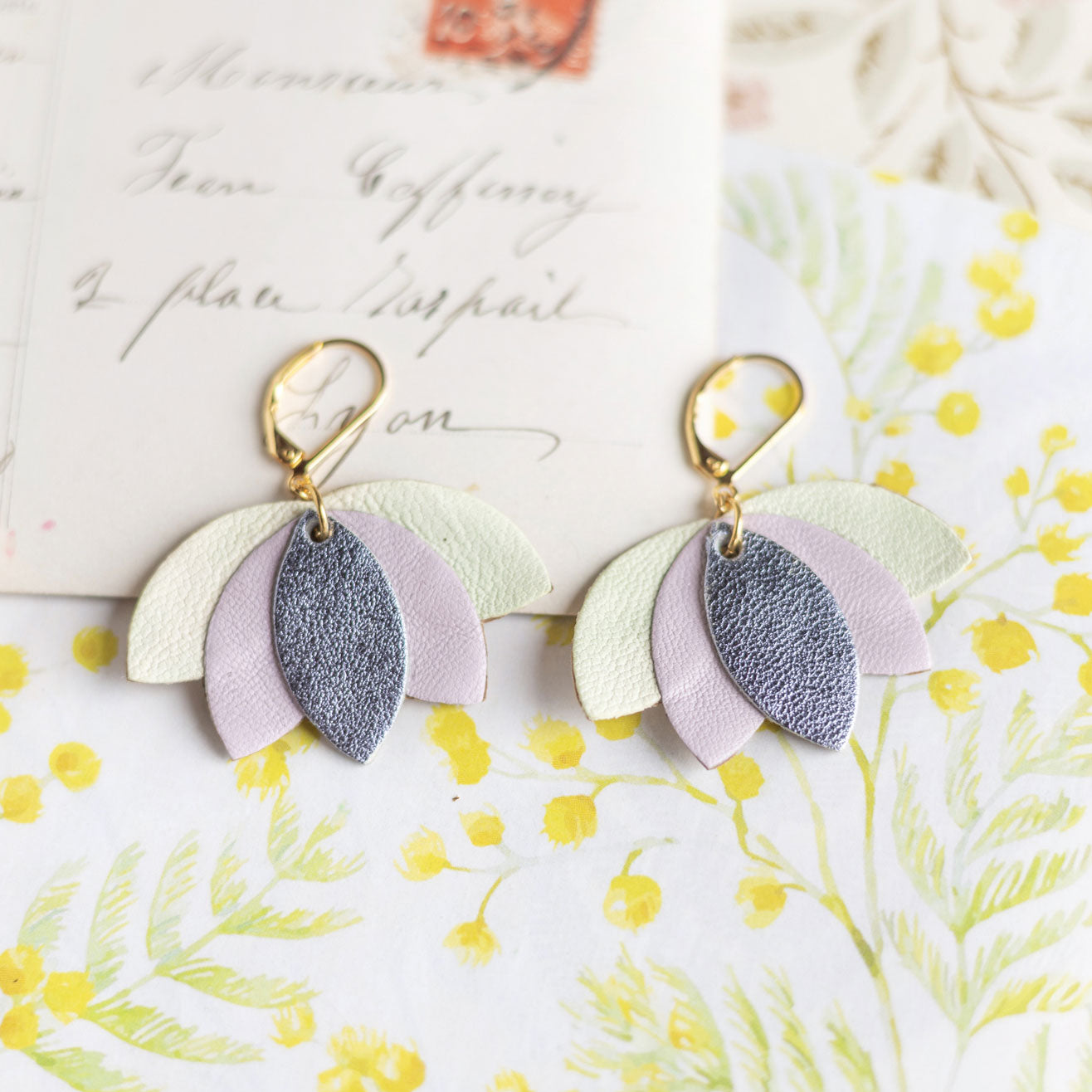 Boucles d'oreilles fleur de lotus bleu-gris, mauve, blanc