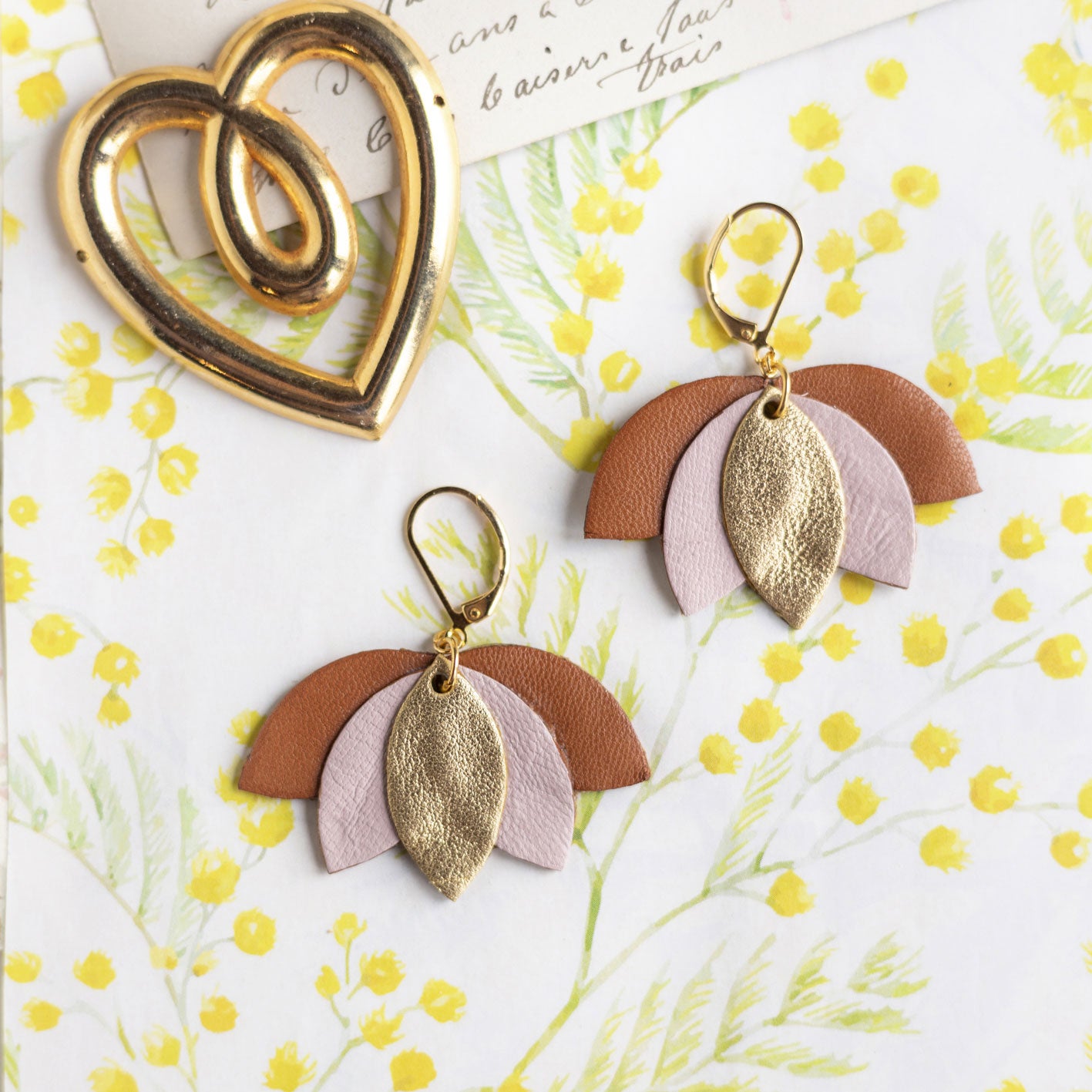 Boucles d'oreilles fleur de lotus doré, rose pâle, marron