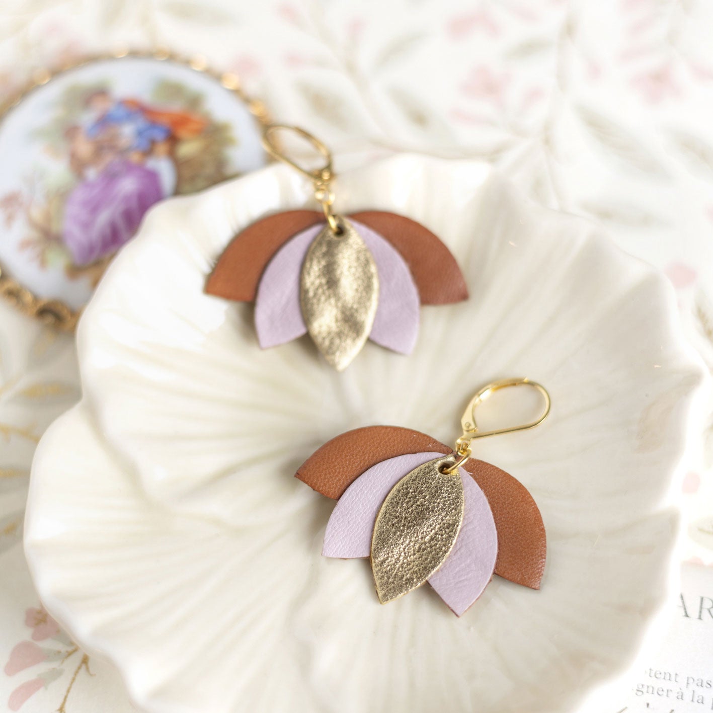 Boucles d'oreilles fleur de lotus doré, rose pâle, marron