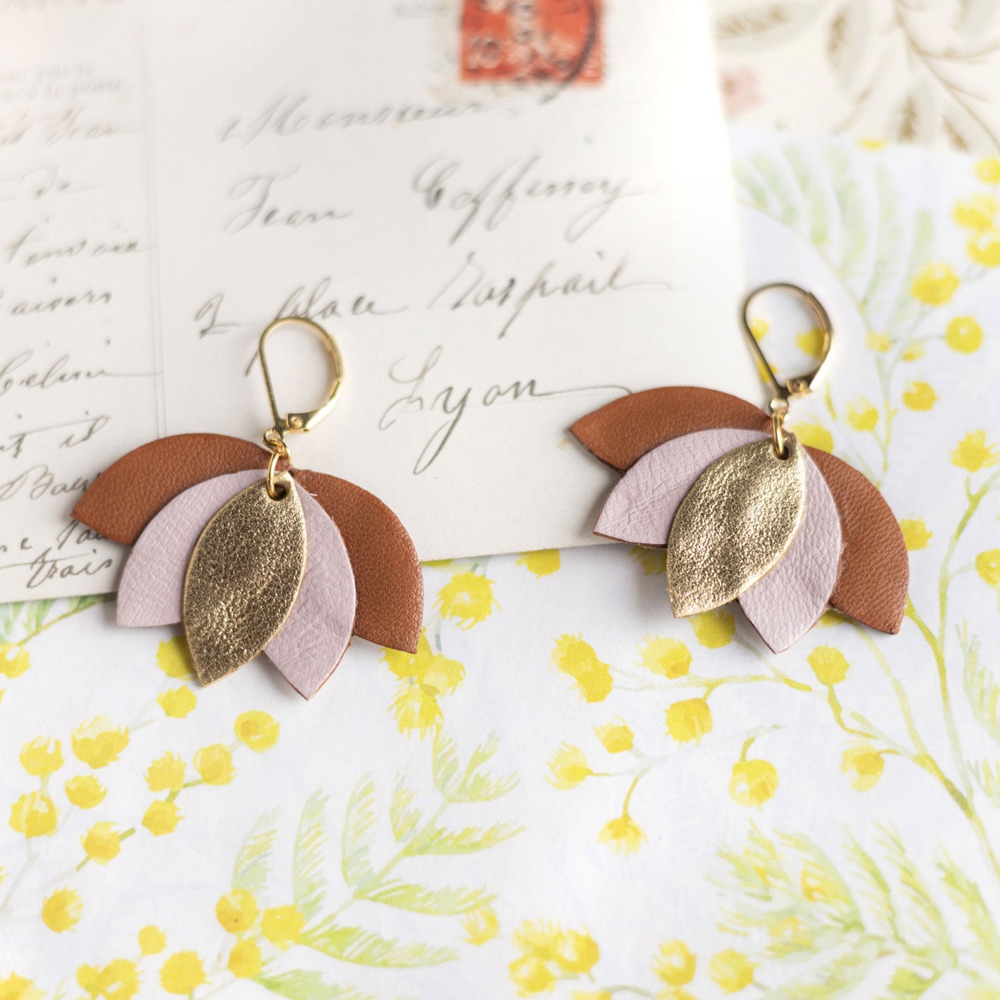 Boucles d'oreilles fleur de lotus doré, rose pâle, marron