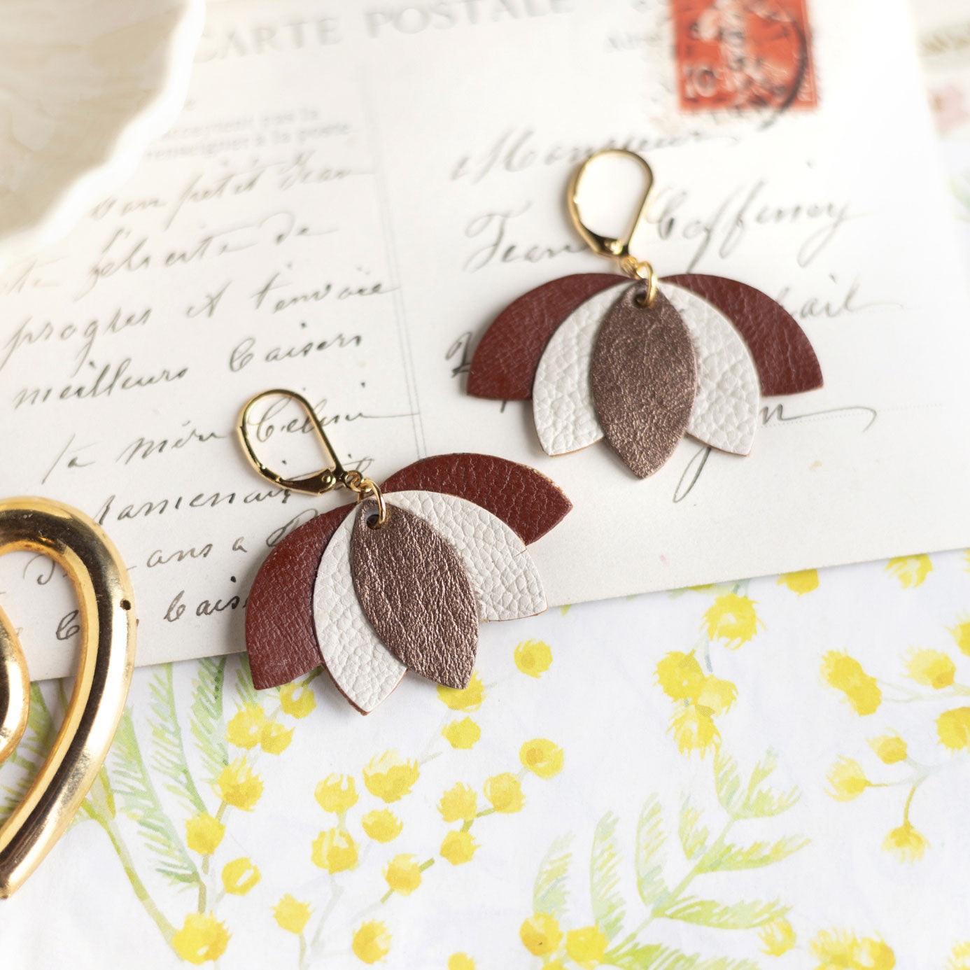 Boucles d'oreilles fleur de lotus marron glacé, blanc, brun