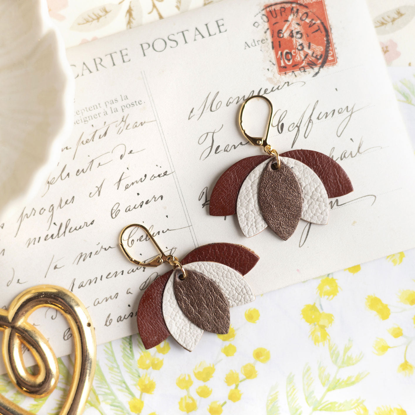 Boucles d'oreilles fleur de lotus marron glacé, blanc, brun