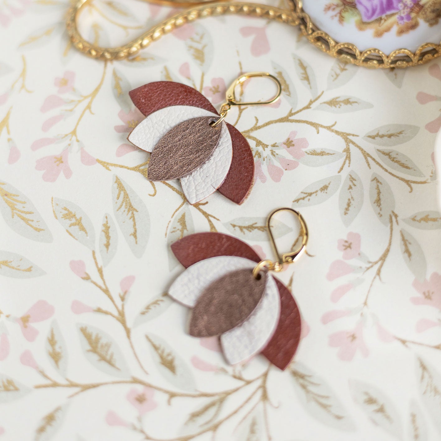 Boucles d'oreilles fleur de lotus marron glacé, blanc, brun