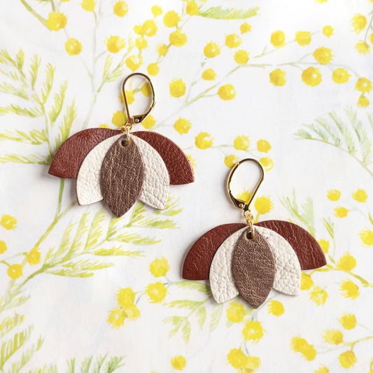 Boucles d'oreilles fleur de lotus marron glacé, blanc, brun